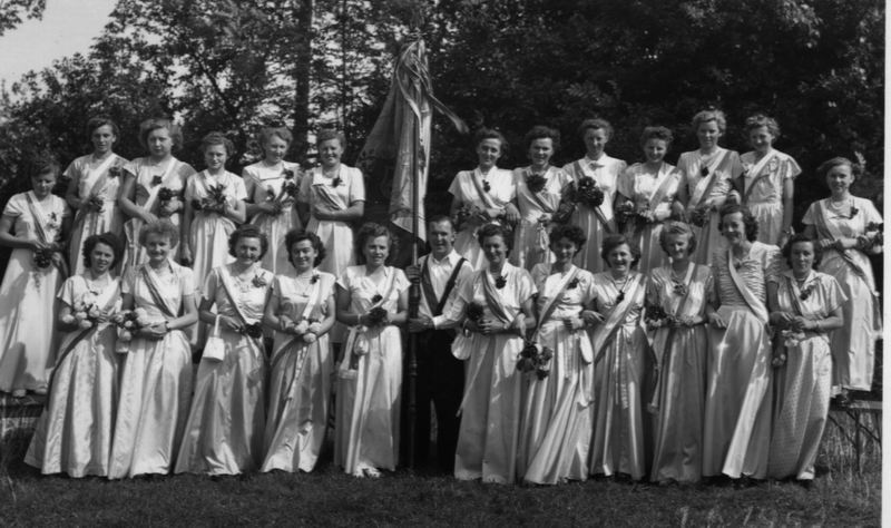 Die Fahnenmädchen im Jahr 1952